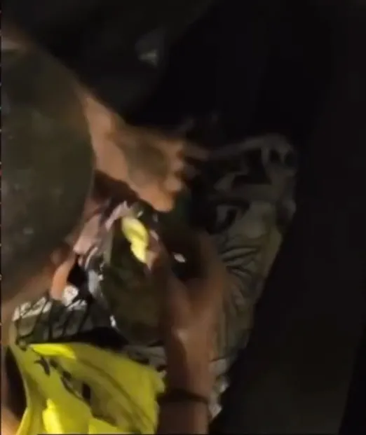 Homem fica com a perna presa em bueiro e come salgadinho durante resgate em Sabará
