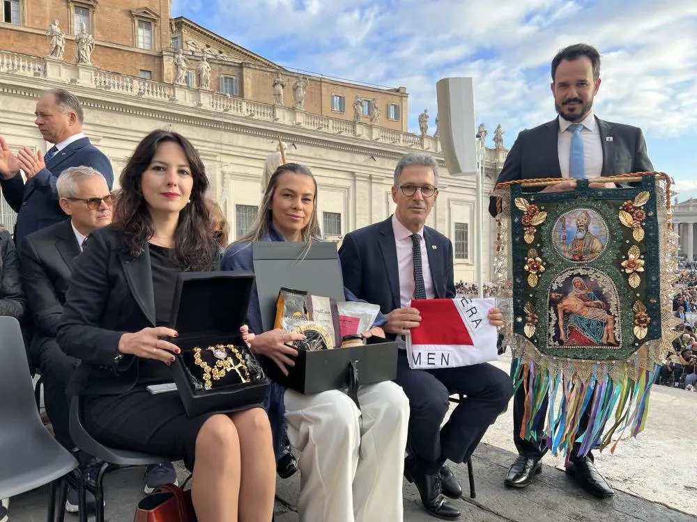 Fotos: Aloísio Eduardo - O governador Romeu Zema entregou ao Papa Leão XIV um terço em palmas barrocas feito por artesãs de Sabará, um estandarte em homenagem à Nossa Senhora da Piedade e delícias da gastronomia mineira