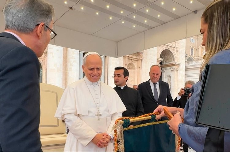Papa recebe artesanato de Sabará