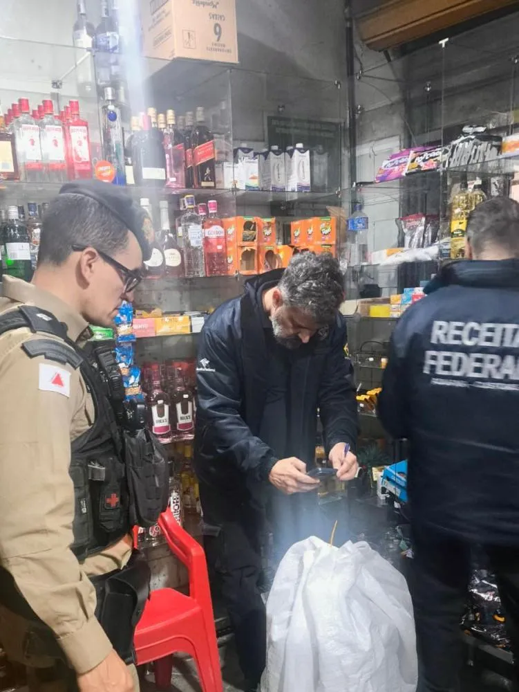 Operação Baco apreende 440 maços de cigarros e bebidas irregulares em bares de Sabará
