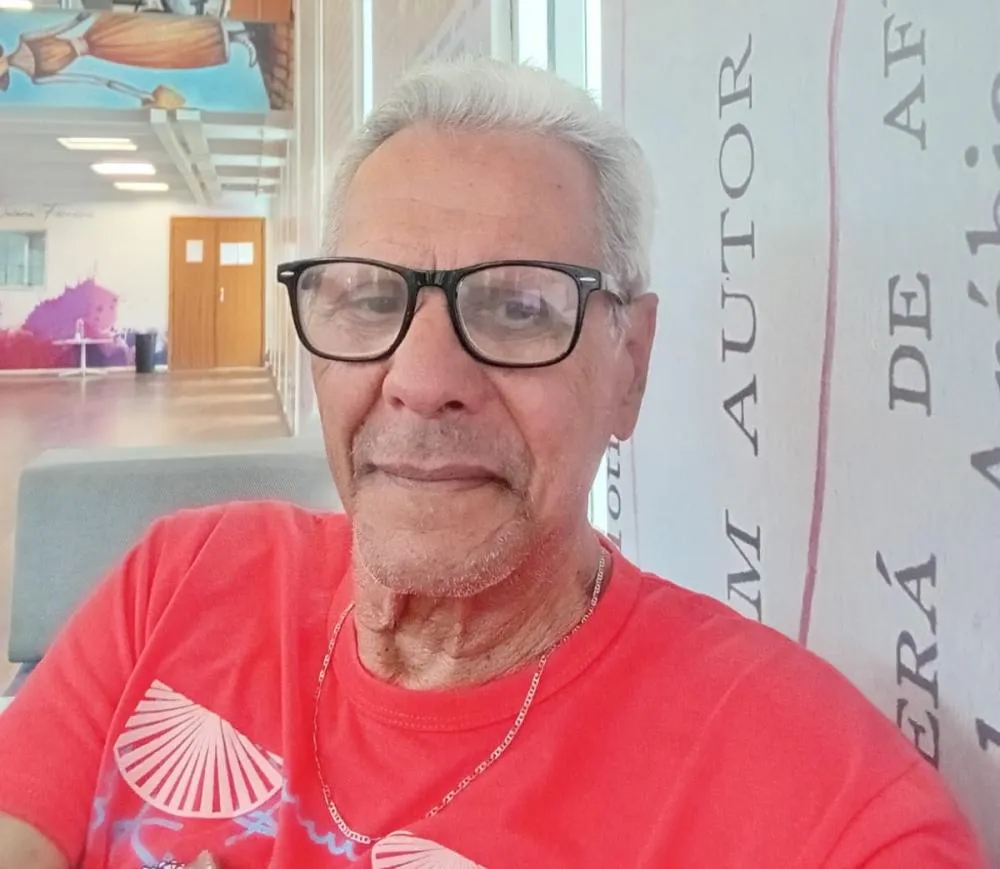 Ex-assistente do cantor Roberto Carlos faz palestra no Clube Cravo Vermelho