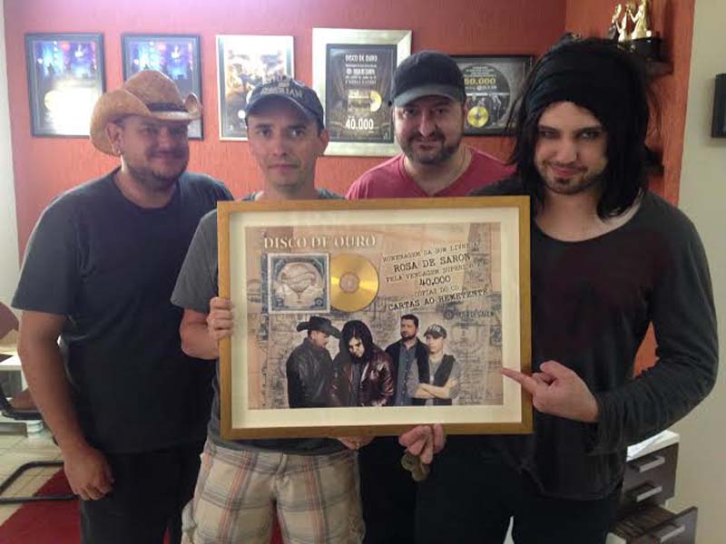 BANDA ROSA DE SARON RECEBE CD DE OURO POR “CARTAS AO REMETENTE”