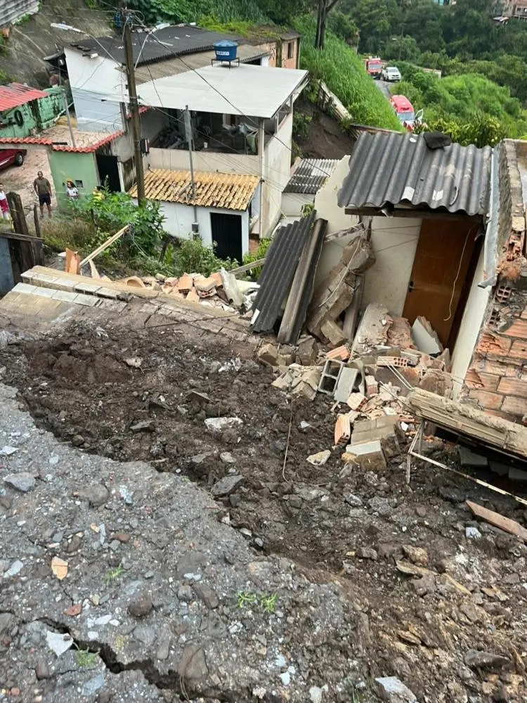 Chuvas provocam desabamento em Sabará e criança é reanimada após parada cardiorrespiratória