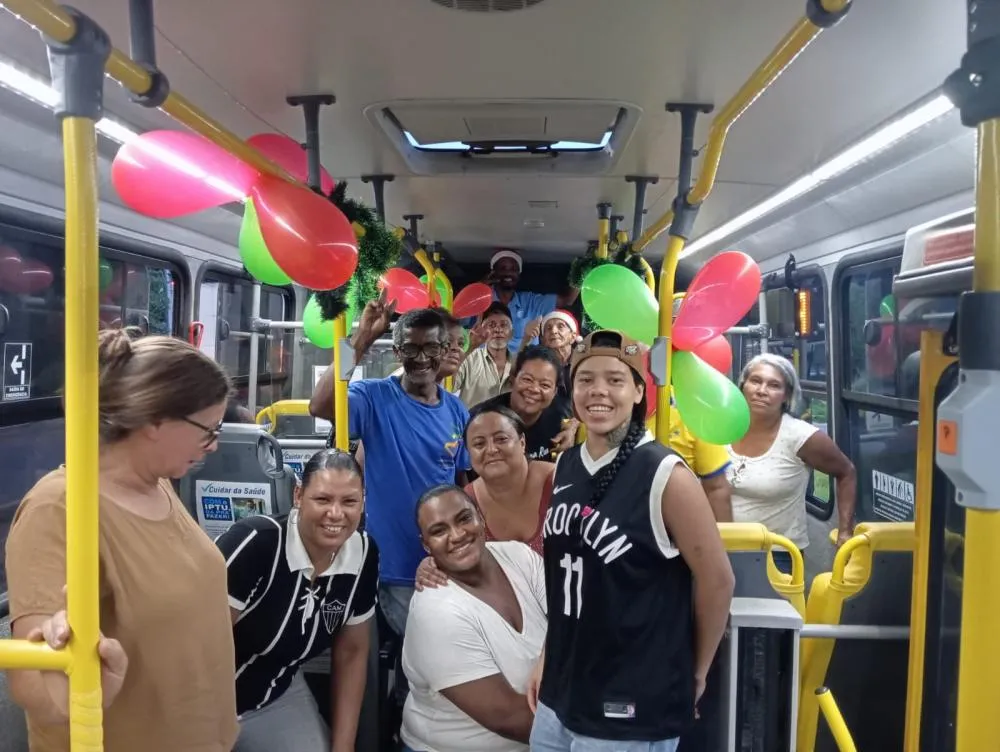 Natal que emociona: passageiros transformam ônibus da linha Ravena–Sabará em festa de gratidão