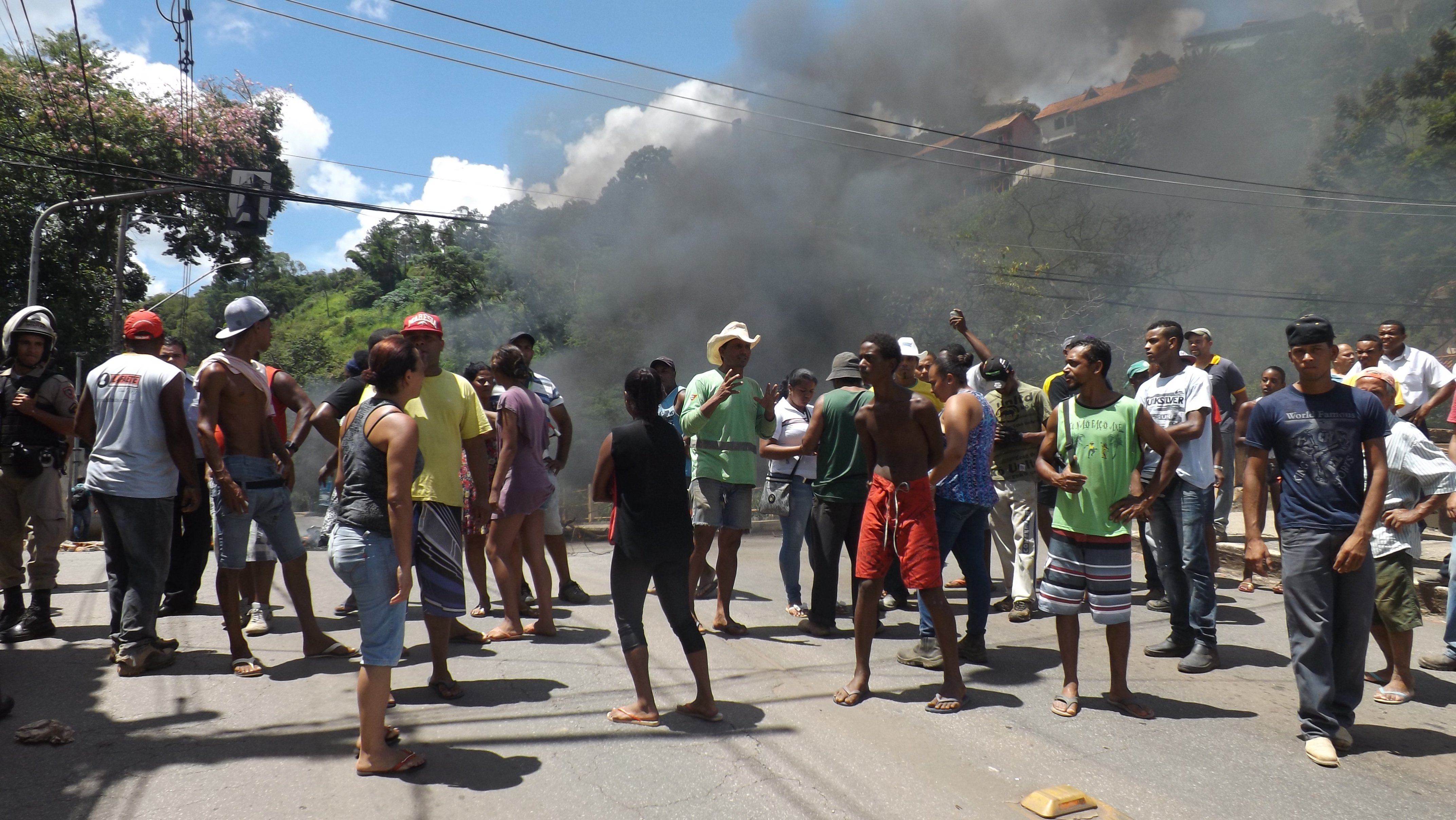Após serem retirados de área invadida, manifestantes bloquearam a Avenida Vitor Fantini