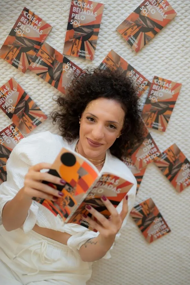 Artista sabarense Yasmin Umbelino lança o livro “Coisas Beijadas pelo Sol” com evento no Teatro Municipal de Sabará