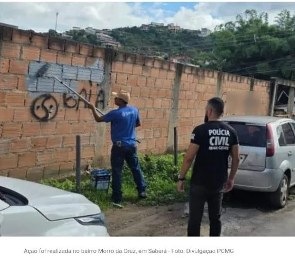 Polícia Civil apaga símbolos de facções criminosas no Morro da Cruz, em Sabará