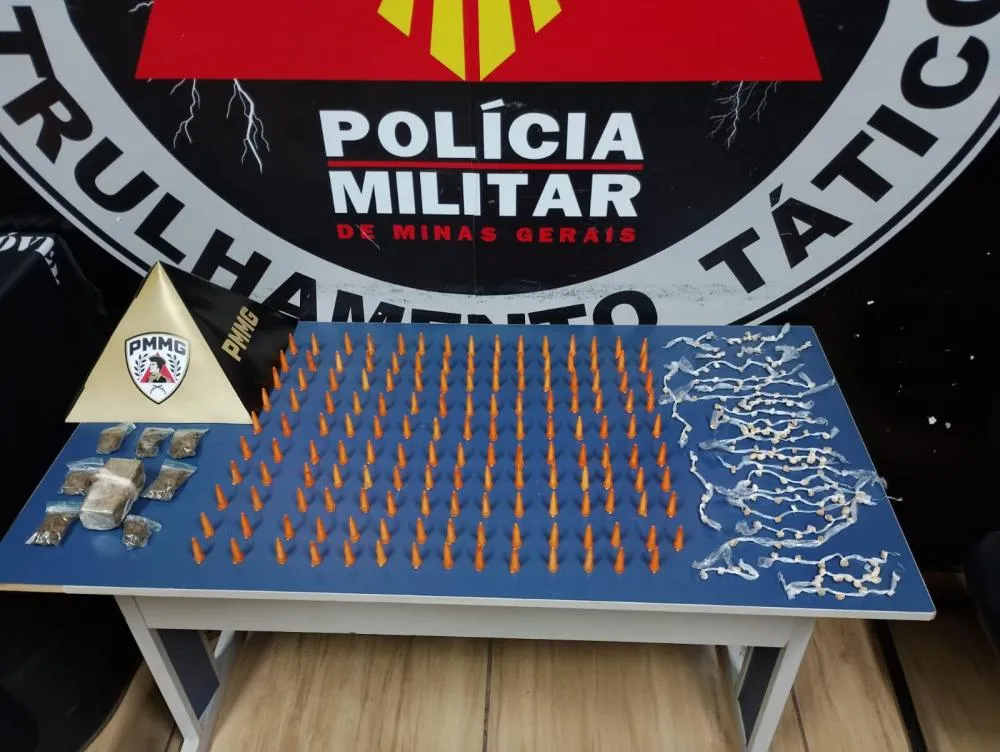 Tático Móvel prende jovem por tráfico de drogas no bairro Córrego da Ilha, em Sabará