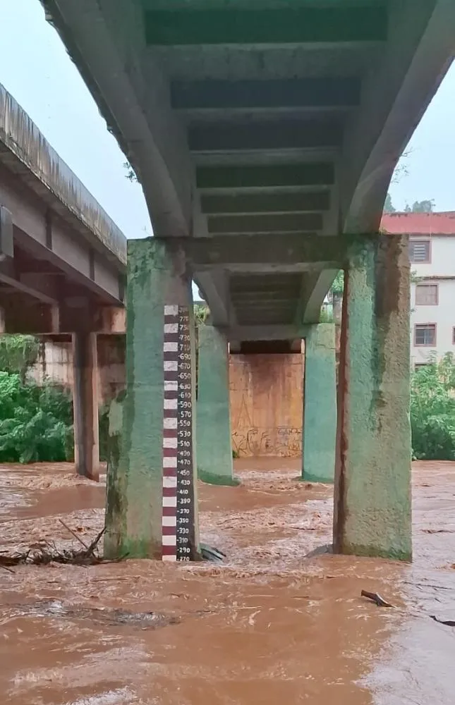 Chuva forte eleva nível do Rio das Velhas em Raposos e acende alerta em Sabará
