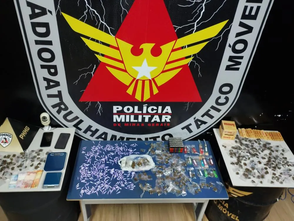 Polícia Militar prende quatro por tráfico de drogas no bairro Campinas, em Sabará