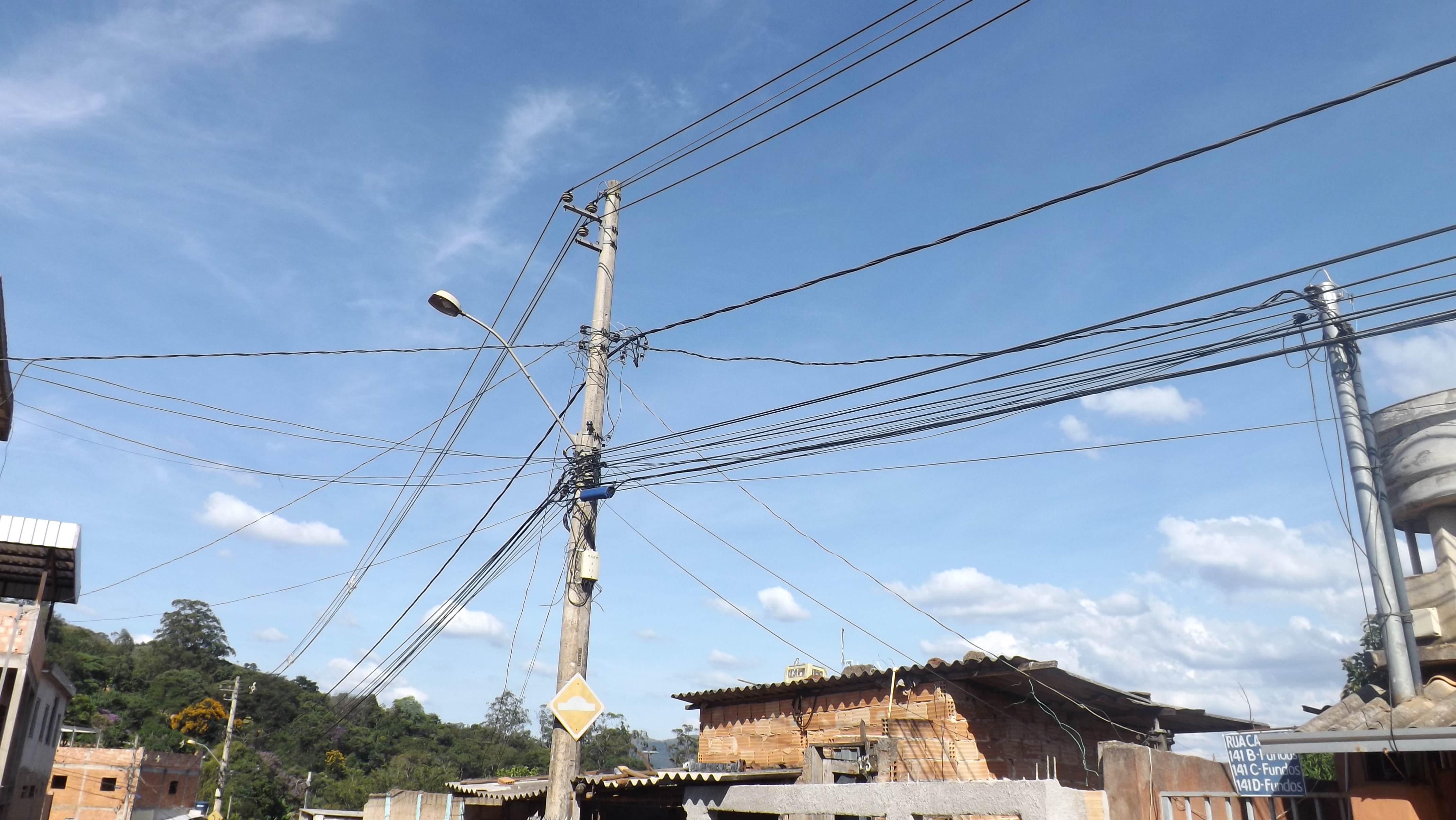 Ligações clandestinas trazem riscos e prejuízos para toda cidade
