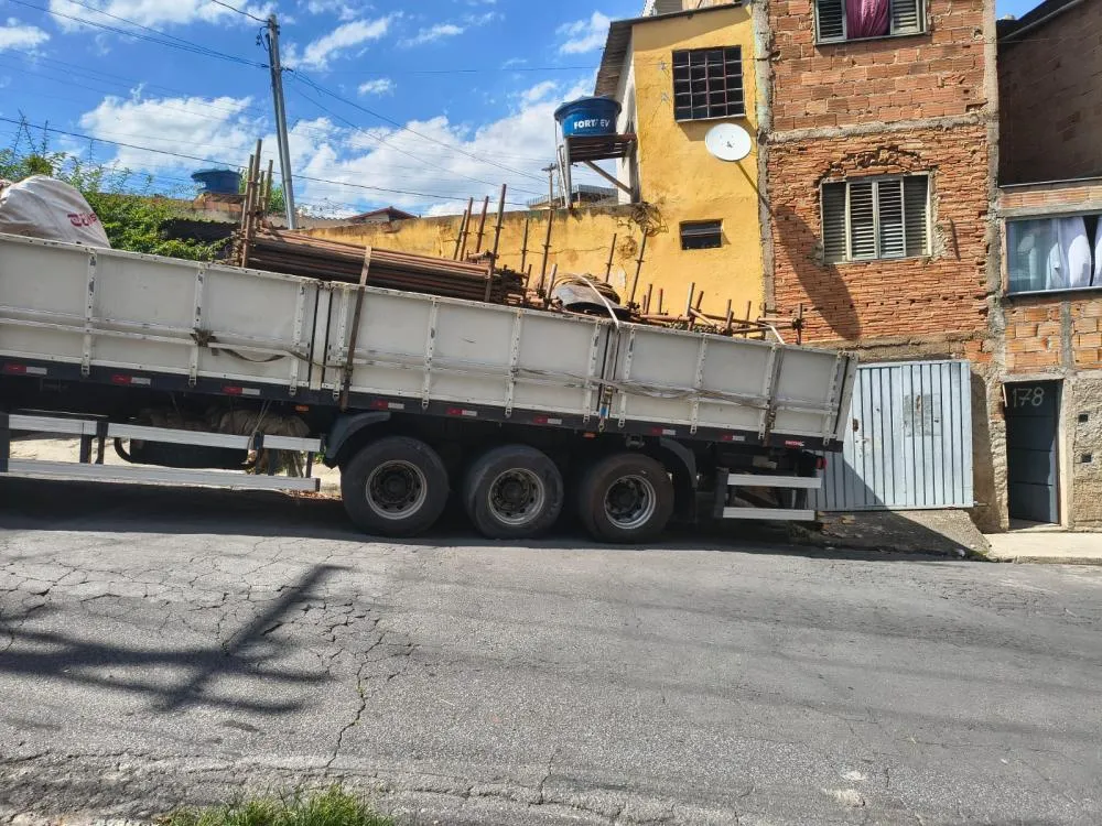 Carreta perde o freio e atinge casa no bairro Alvorada, em Sabará