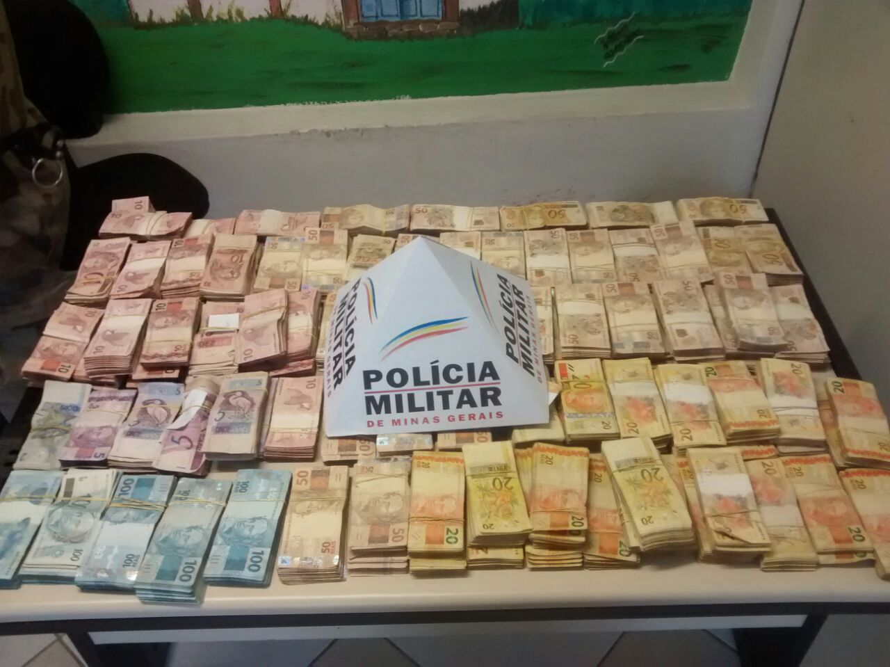 Militares acham R$ 470 mil em veículo no pátio do Detran