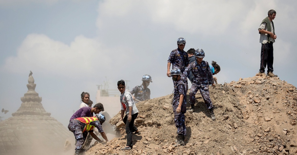Número de mortes em terremoto no Nepal passa dos 4.000