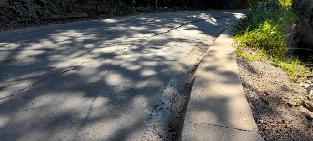 Asfalto cede em trecho na estrada para Pompéu