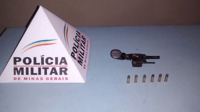 PM apreende arma de fogo e recupera moto