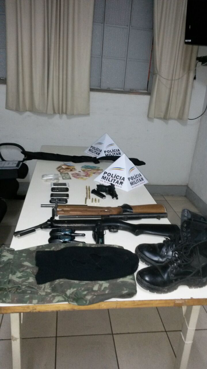 PM prende traficantes e apreende armas no bairro Rosário 1