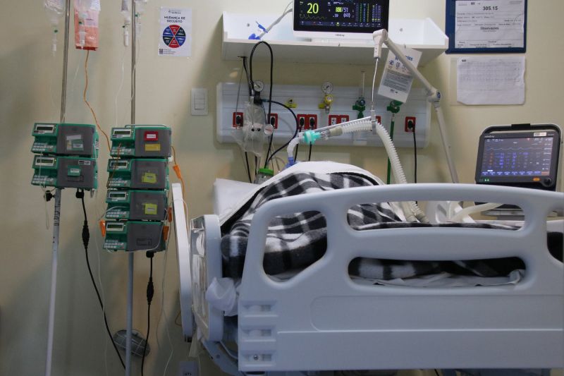 Média de mortes por covid no Brasil cai 28% em um mês