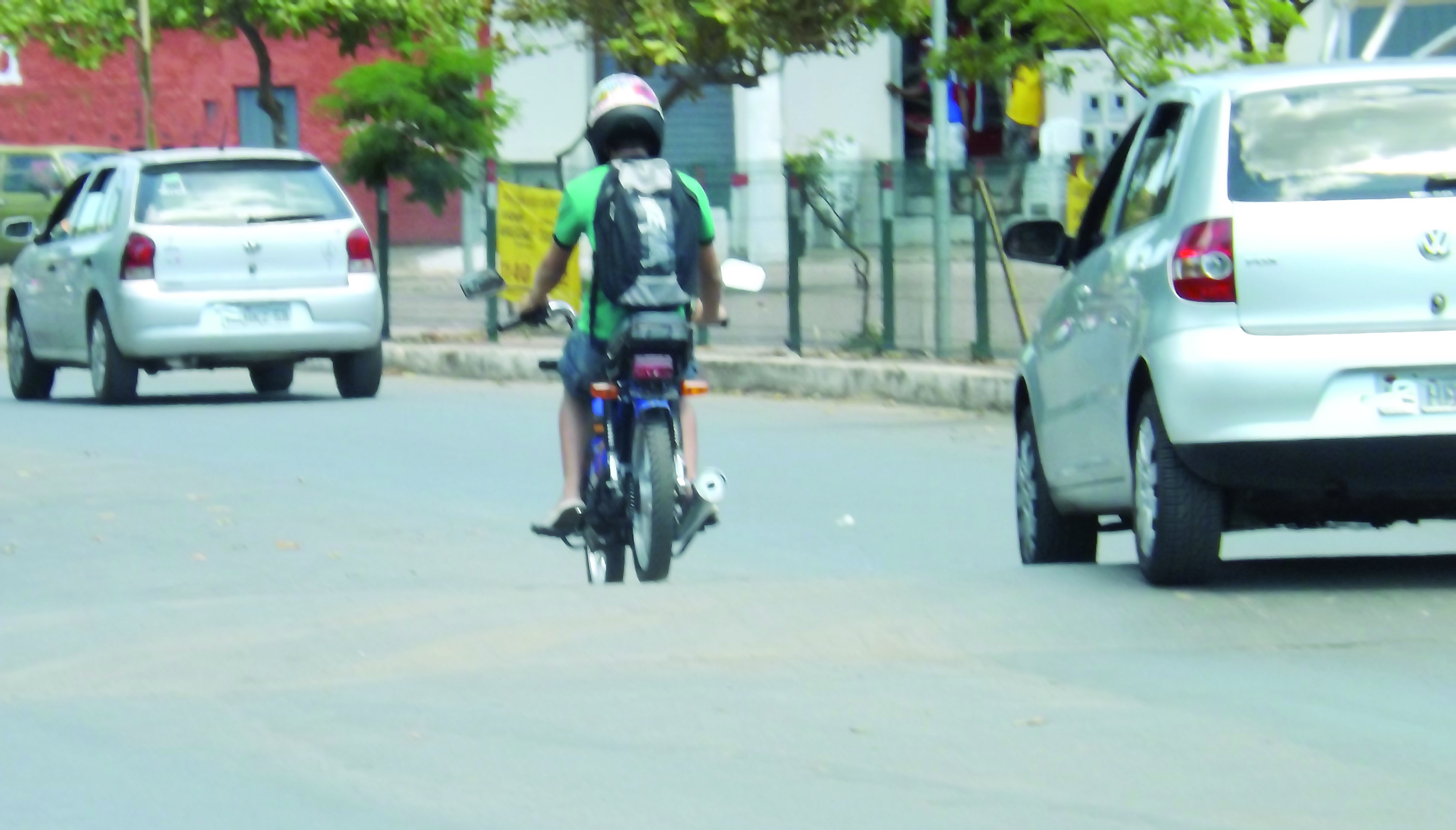 Menores desafiam a lei e são flagrados pilotando com imperícia motos de 50CC por toda cidade