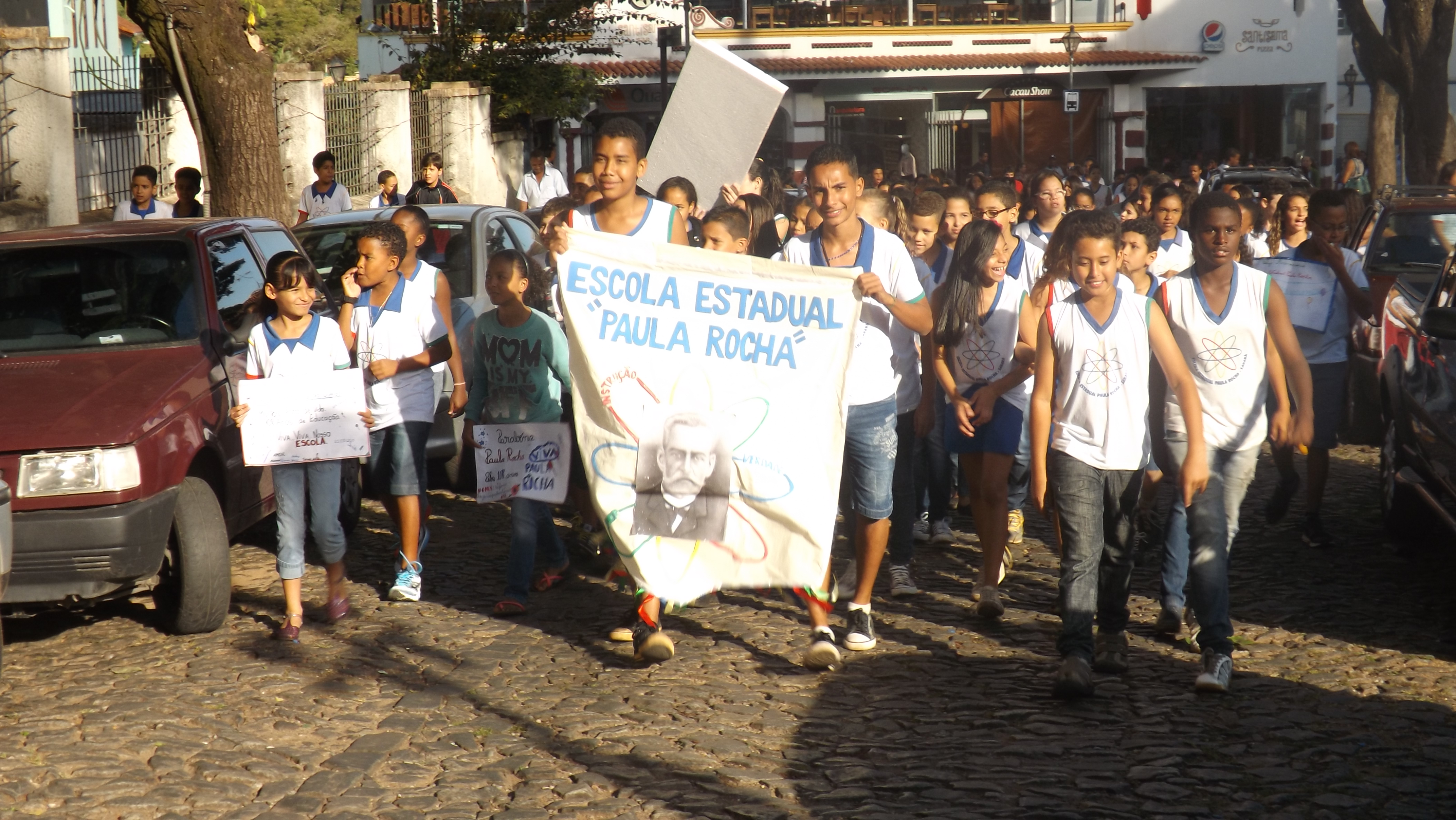 Paula Rocha celebra 108 anos de história dividindo espaço em outras escolas