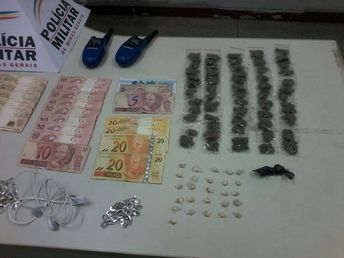 Policiais Militares apreendem drogas e rádios comunicadores