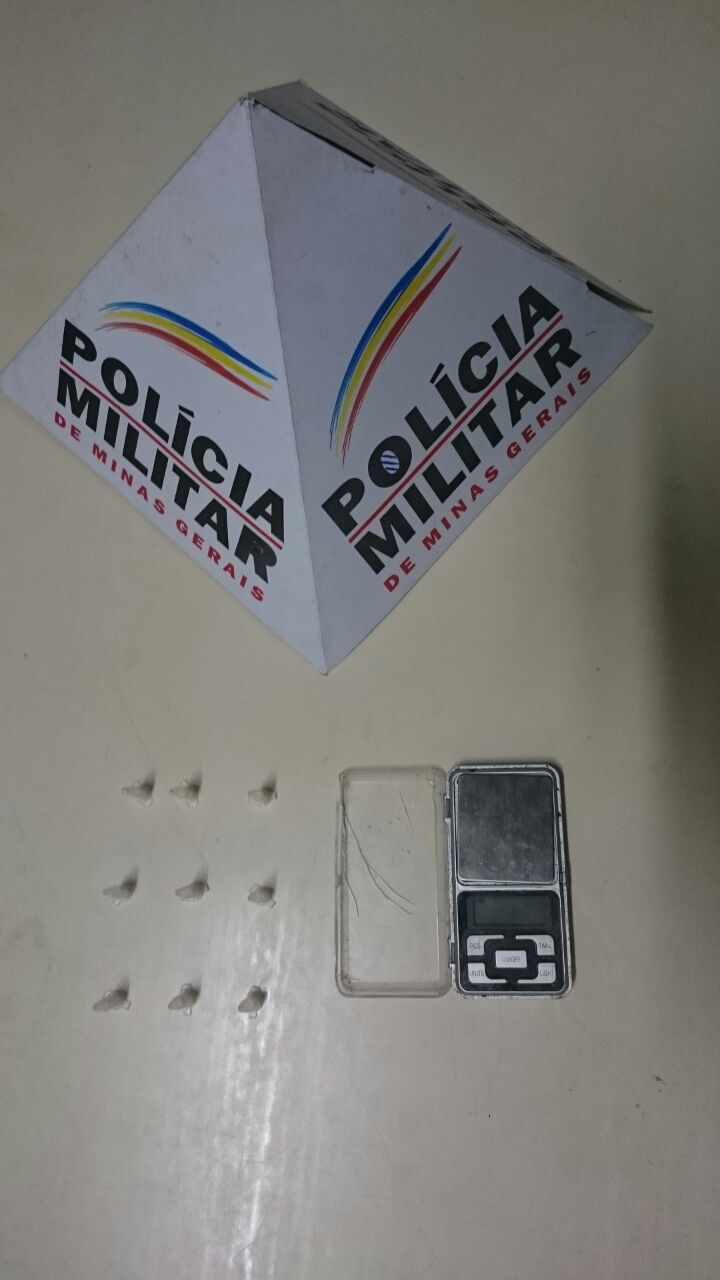 Equipe do Tático Móvel apreende menor e drogas no bairro Vila Nova Vista.