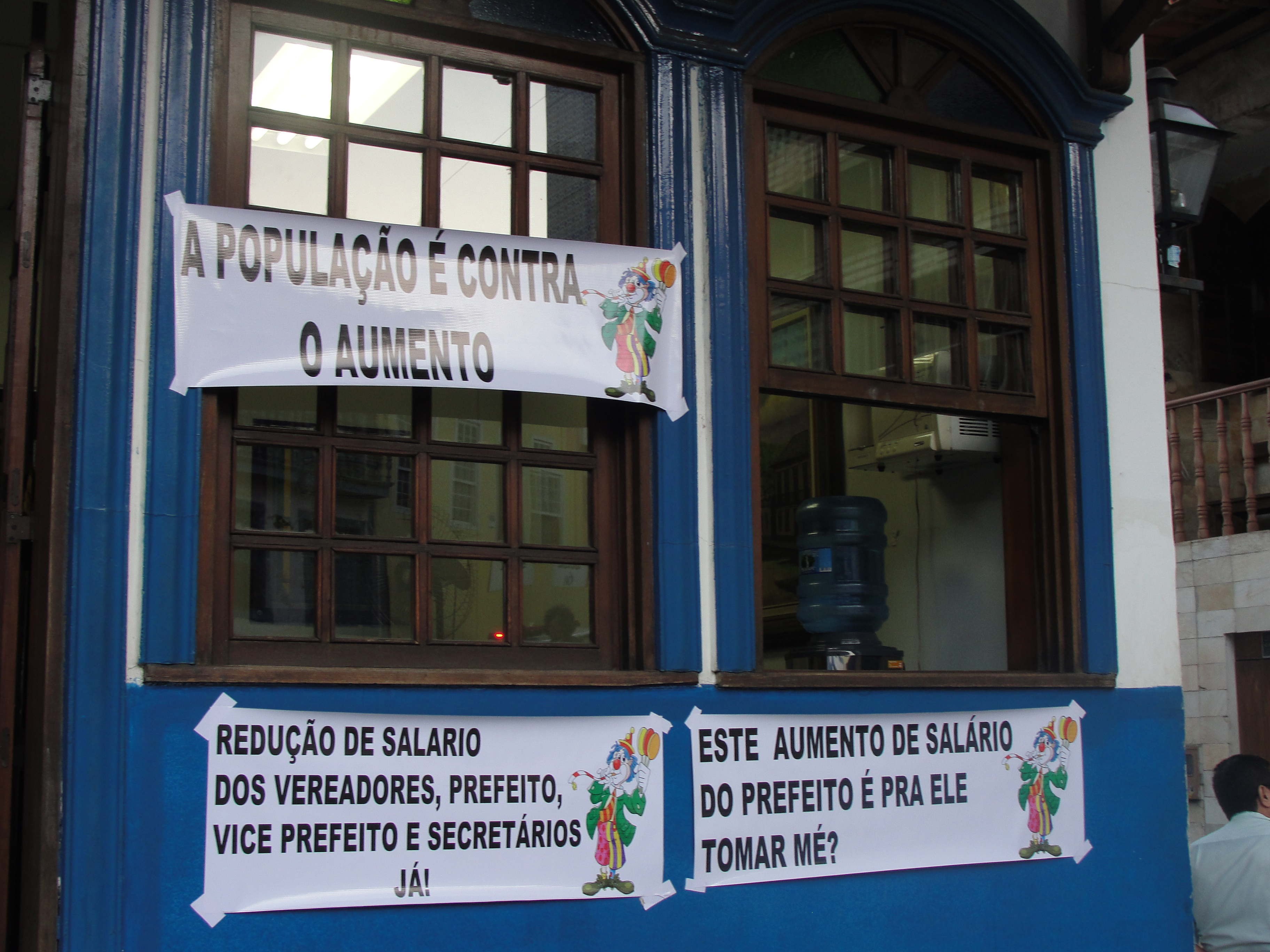 Manifestantes protestam em frente à Câmara contra reajuste de salários
