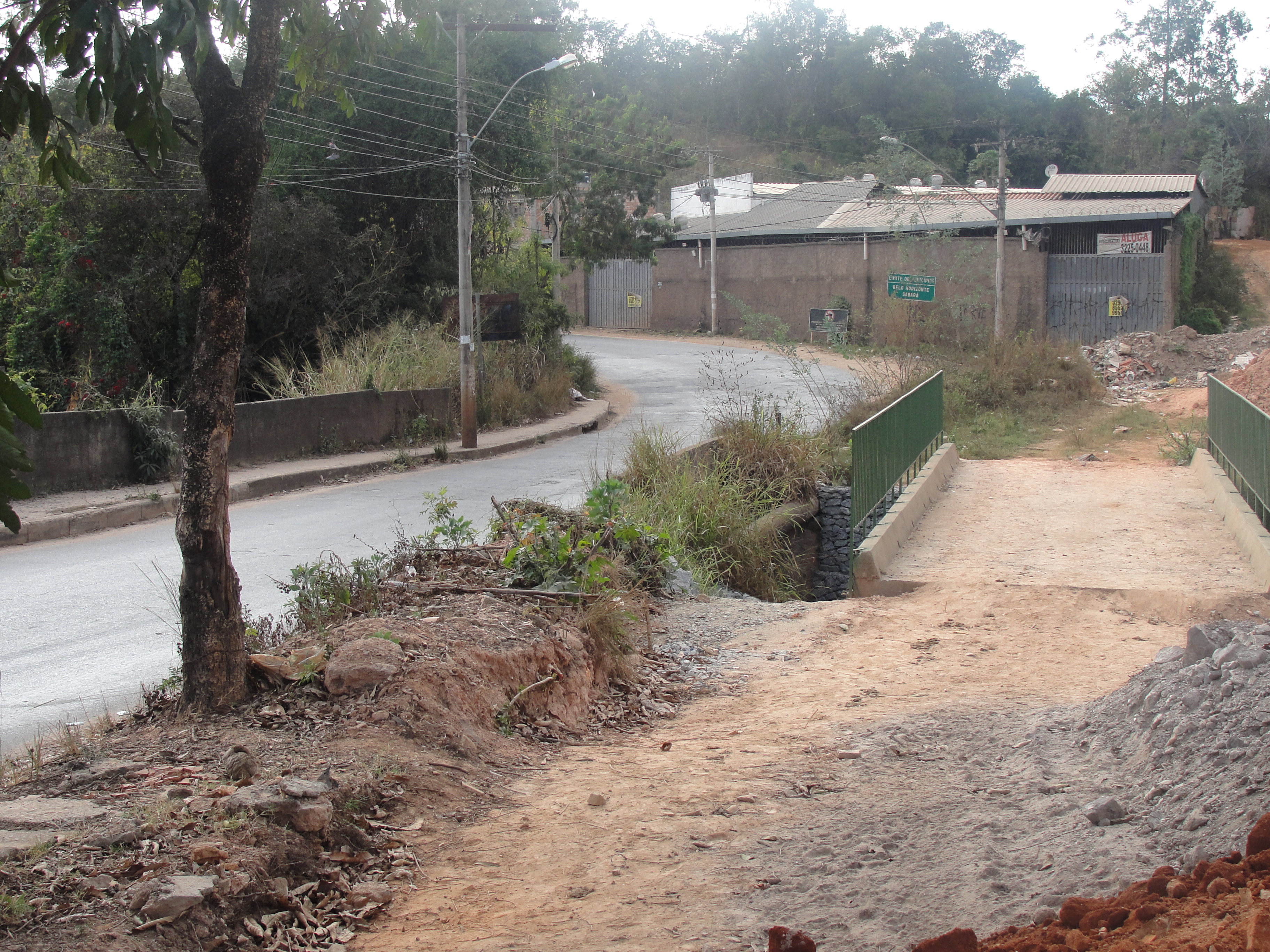 Ao invés de carros, lixoe mato utilizam estrutura de ponte construída