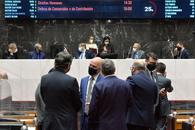 Líder do governo pede desculpas por críticas do governador
