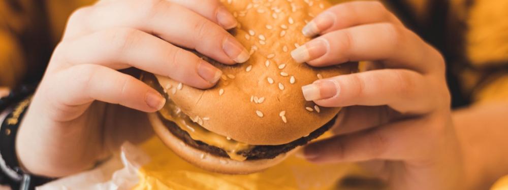 Empregada obrigada a comer sanduíche de fast-food como refeição durante o horário de trabalho será indenizada em R$ 6 mil
