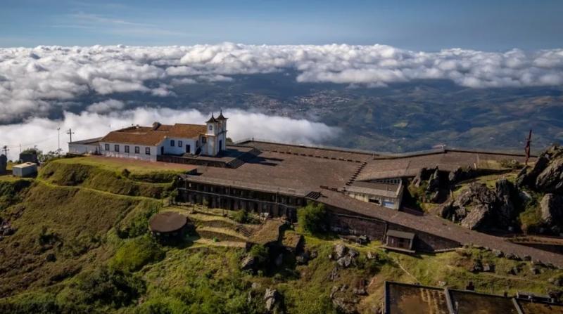 No alto da Serra da Piedade, governador Romeu Zema lança o Minas Santa