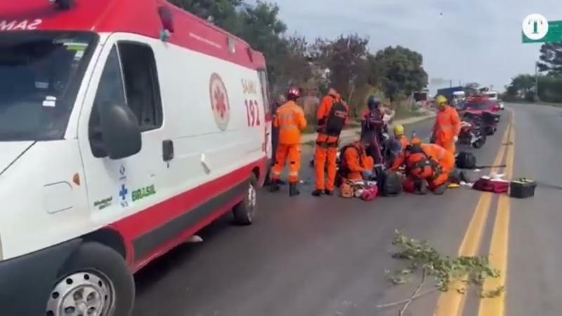 Homem tem a perna esmagada após ser atropelado por carreta na BR-381 em Sabará