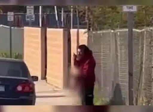 Homem devora perna amputada em cena chocante na rua: Testemunhas horrorizadas relatam o ato canibal