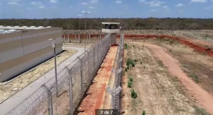 Momento que fugitivos de Mossoró são conduzidos por agentes da Polícia Rodoviária Federal.